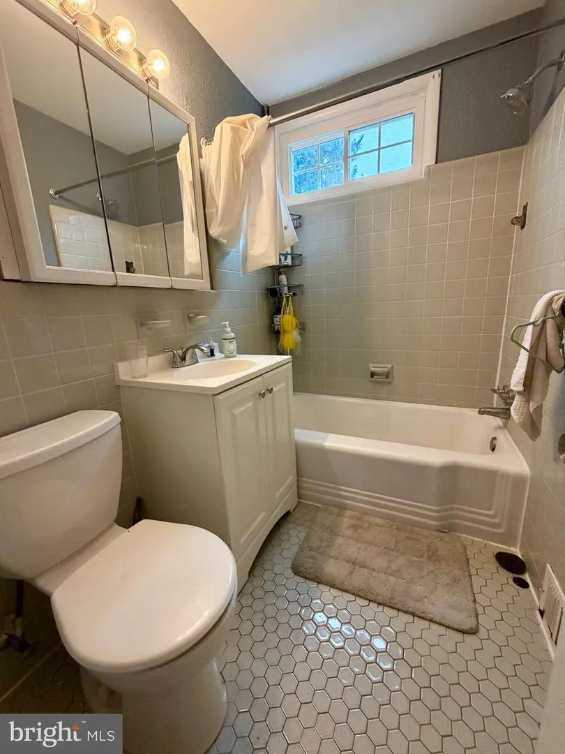 300 WINDING WAY Glenside, PA 19038