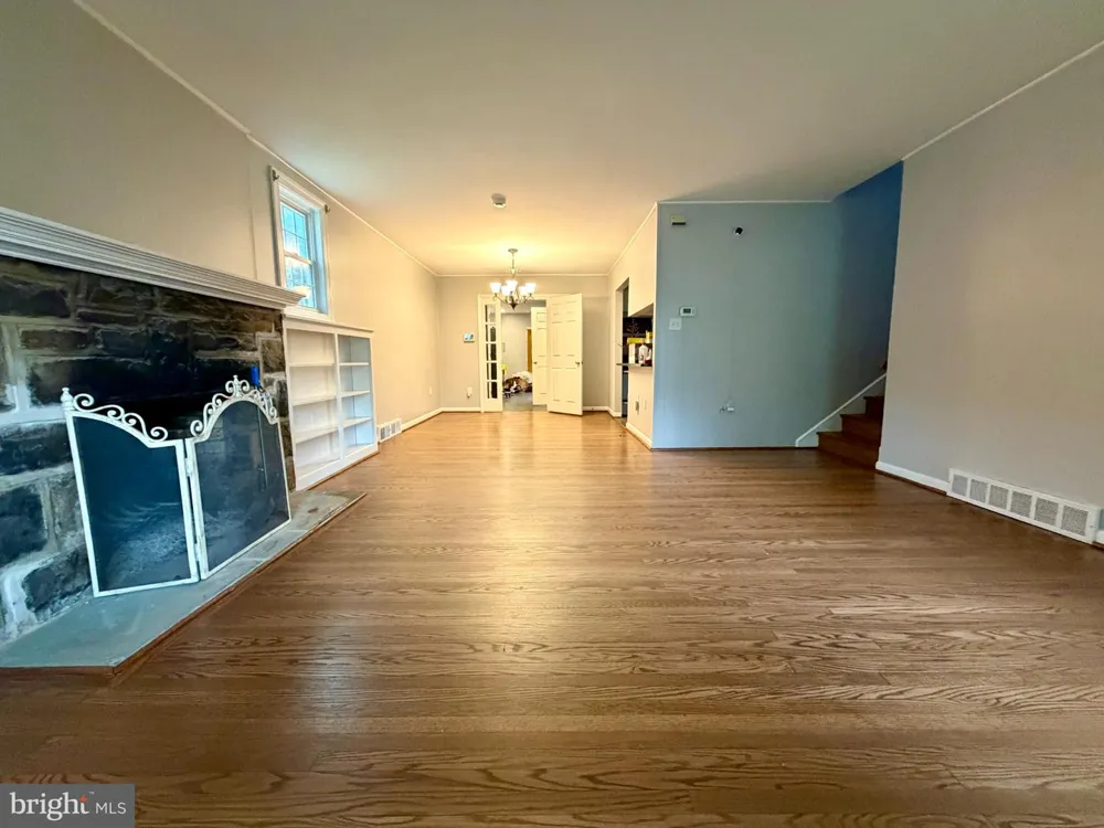 300 WINDING WAY Glenside, PA 19038