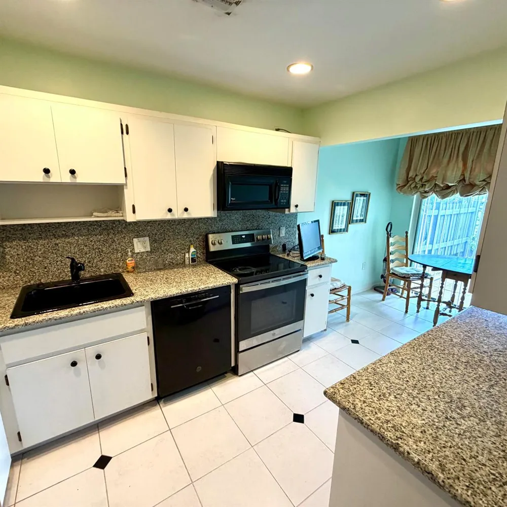 28 SOUTHPORT LANE #B Boynton Beach, FL 33436