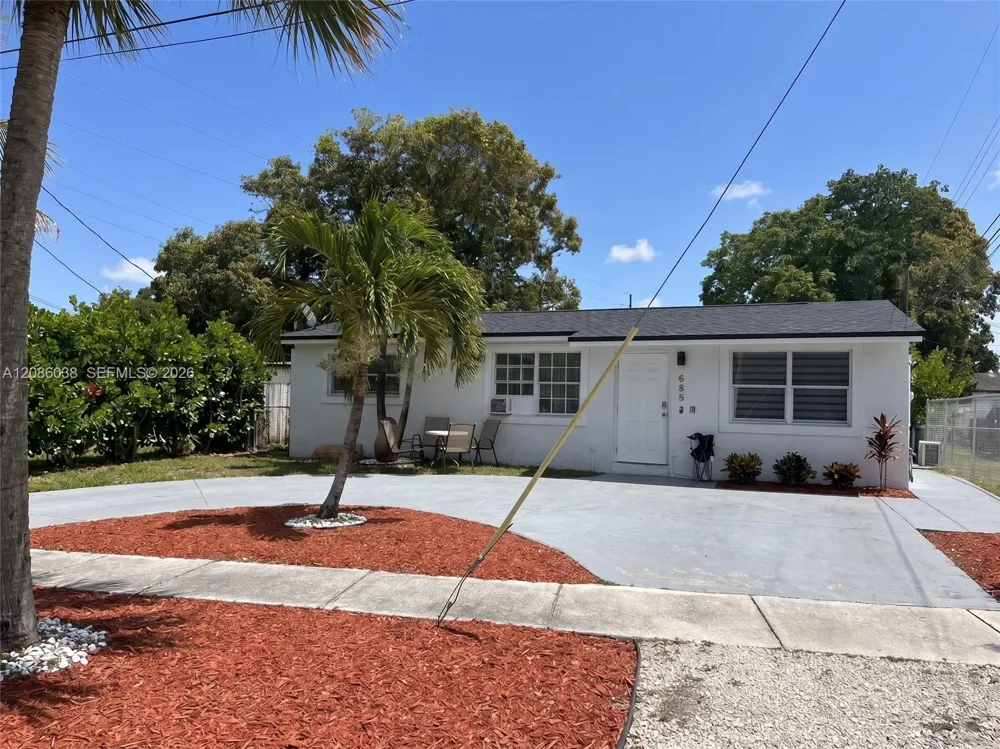 685 SW 7th Ter #2 Dania Beach, FL 33004