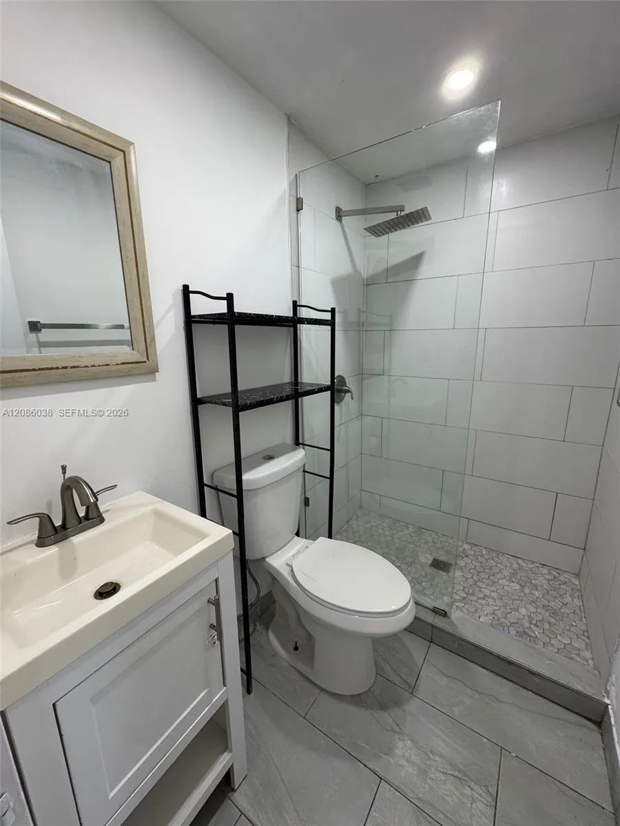 685 SW 7th Ter #2 Dania Beach, FL 33004