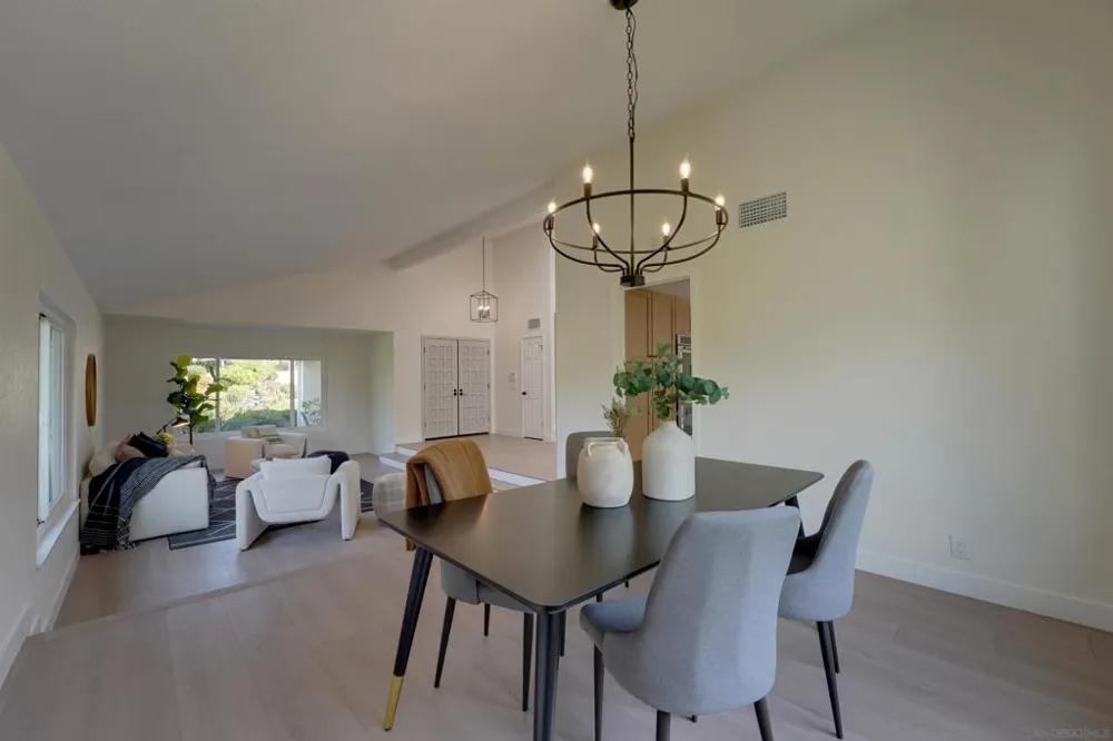3302 Vista Rocosa Escondido, CA 92029