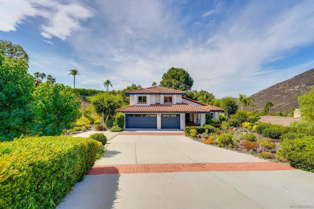 3302 Vista Rocosa Escondido, CA 92029