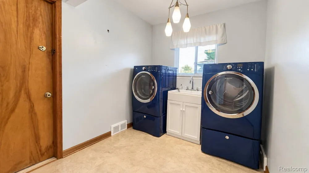 33439 Elgin Court Sterling Heights City, MI 48310