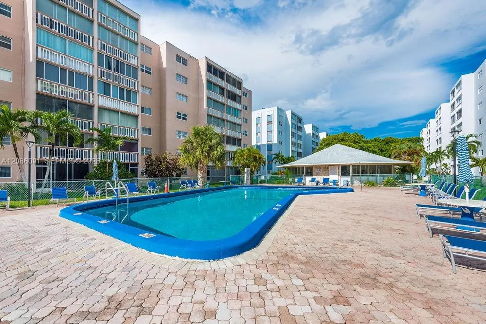 319 NE 14th Ave #106 Hallandale Beach, FL 33009