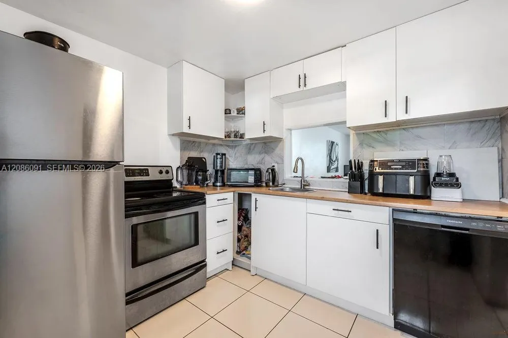 319 NE 14th Ave #106 Hallandale Beach, FL 33009