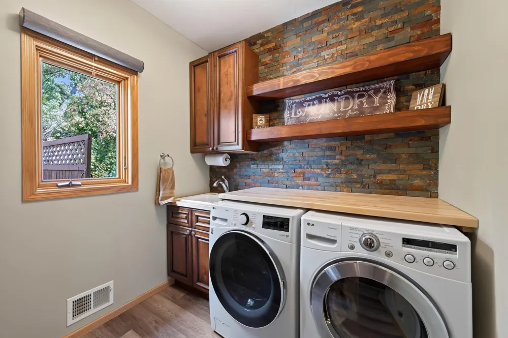 10817 Cambridge Court Burnsville, MN 55337