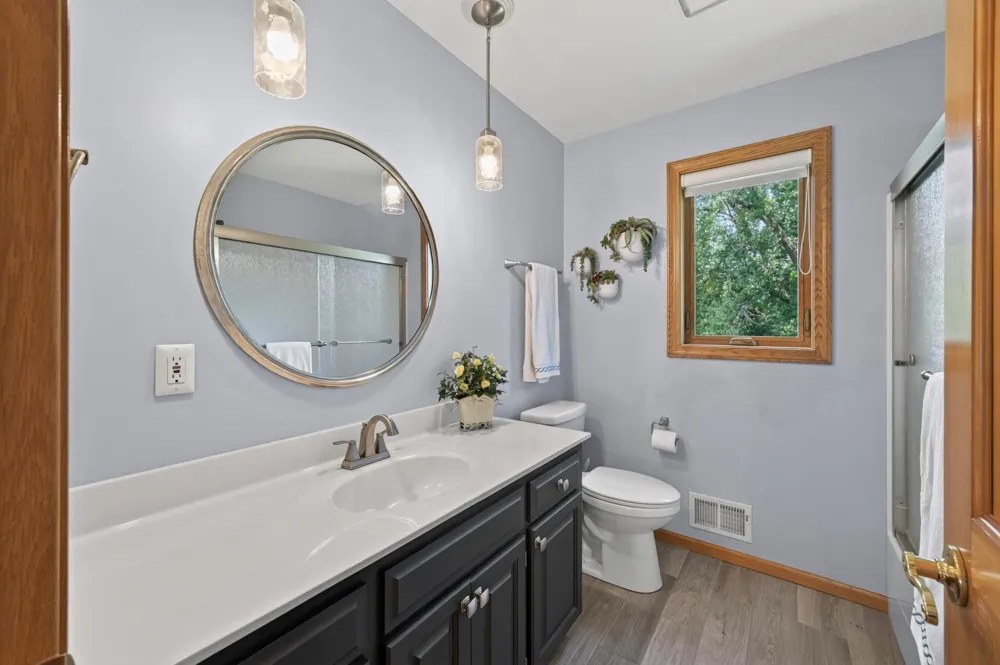 10817 Cambridge Court Burnsville, MN 55337