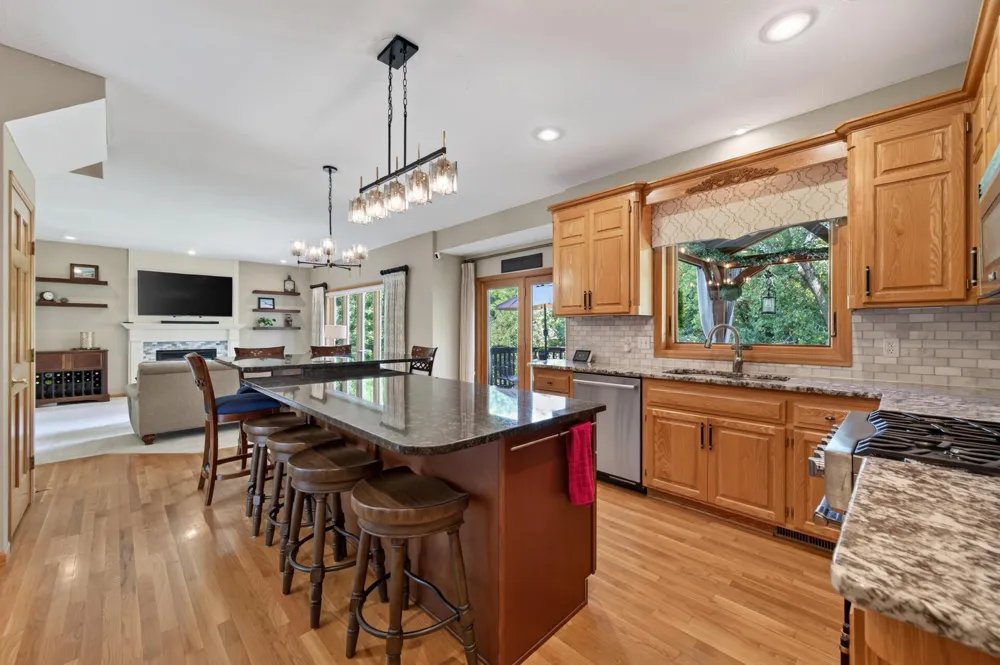 10817 Cambridge Court Burnsville, MN 55337