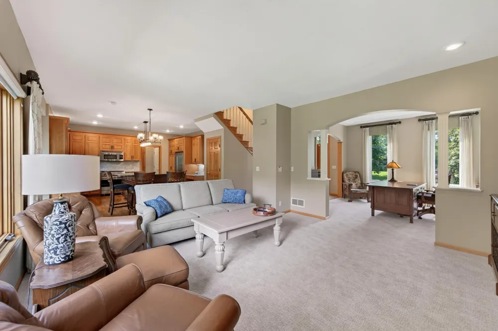 10817 Cambridge Court Burnsville, MN 55337