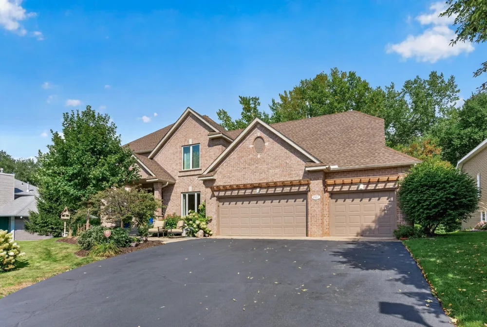10817 Cambridge Court Burnsville, MN 55337