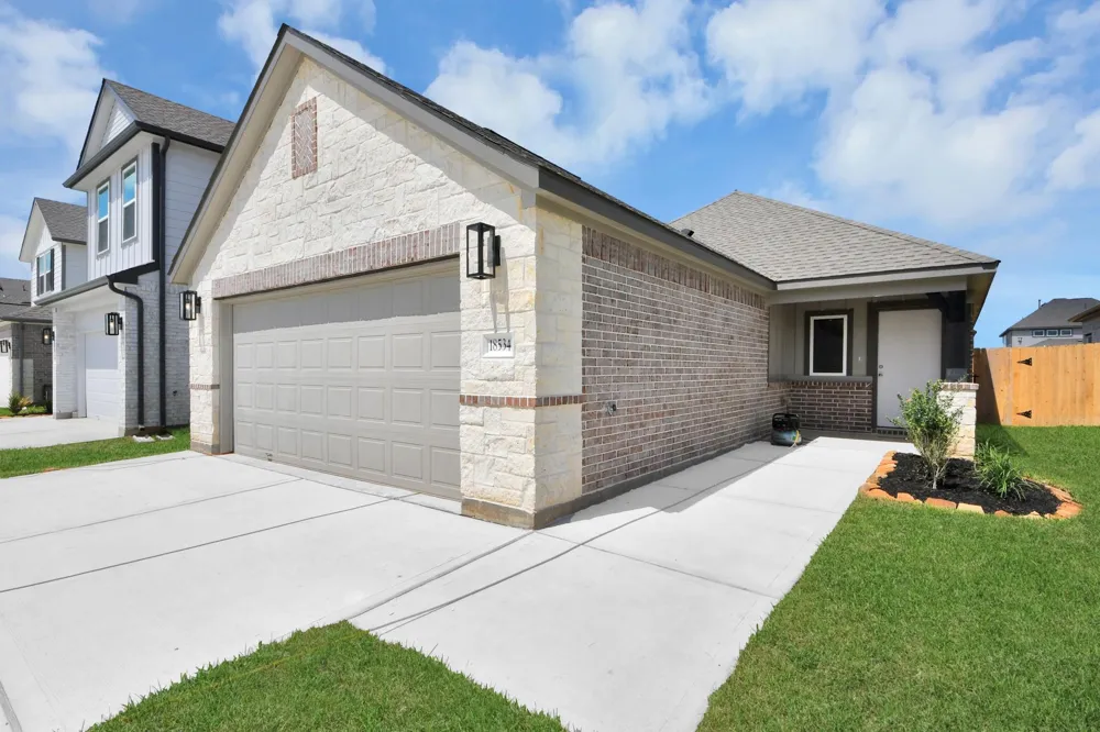 18534 Athena Flower Drive Fresno, TX 77545