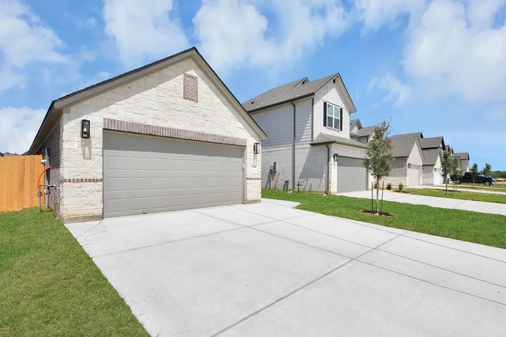 18534 Athena Flower Drive Fresno, TX 77545