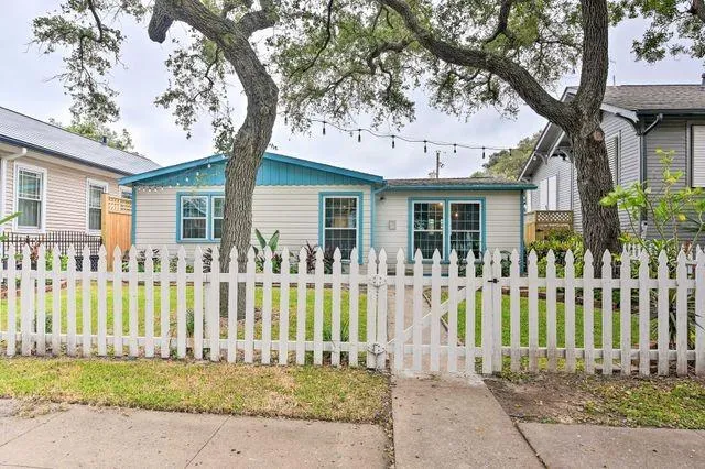 3917 Avenue P 1/2 Galveston, TX 77550