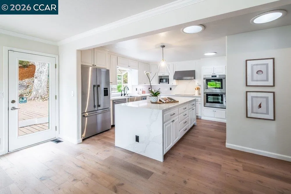 9 Valley Court Orinda, CA 94563