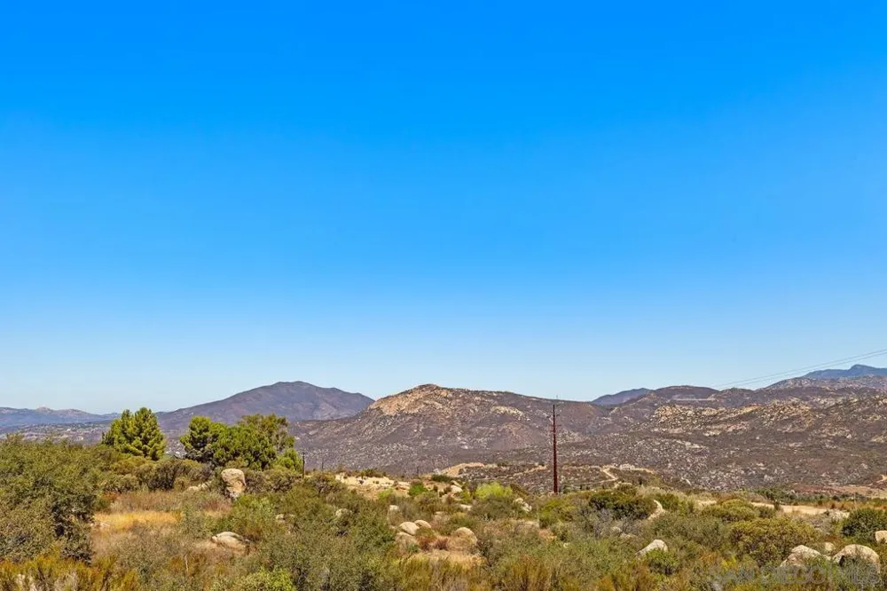 21037 Fog Ridge Alpine, CA 91901
