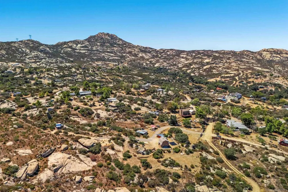 21037 Fog Ridge Alpine, CA 91901