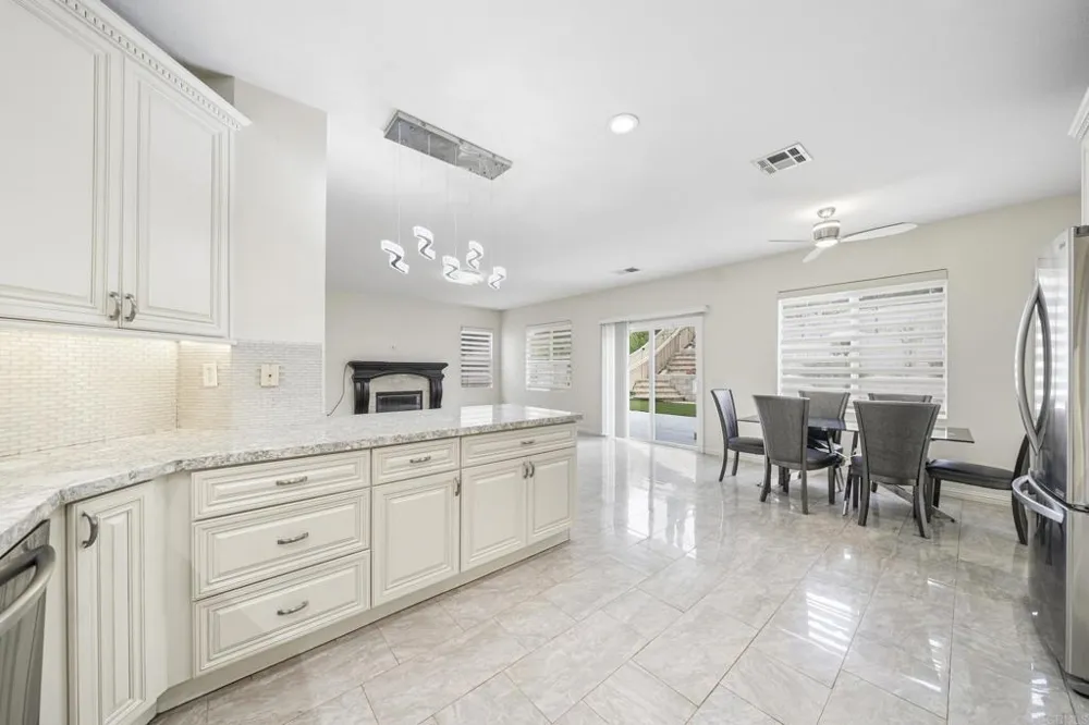 1242 Via Contessa San Marcos, CA 92069