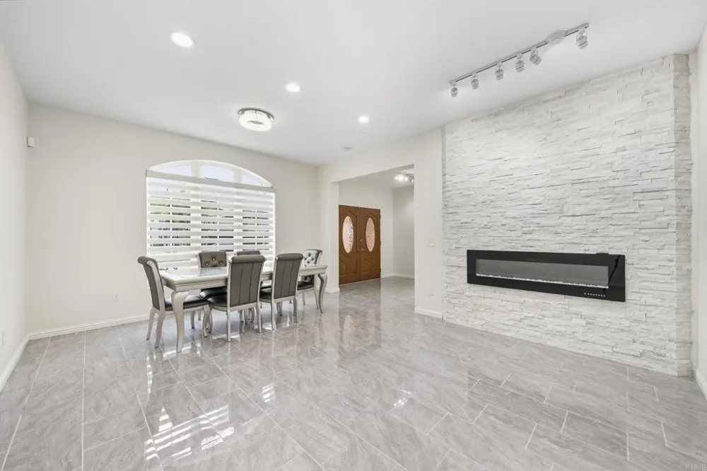 1242 Via Contessa San Marcos, CA 92069