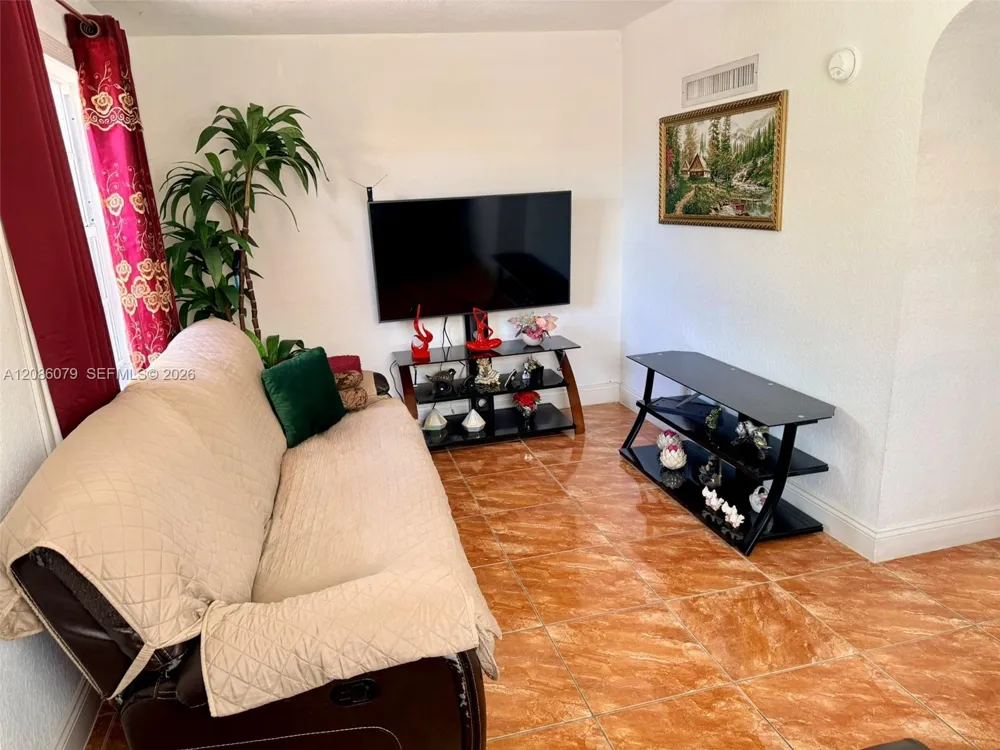 343 W 11th St Hialeah, FL 33010
