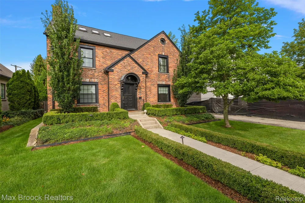 788 Pierce Street Birmingham City, MI 48009