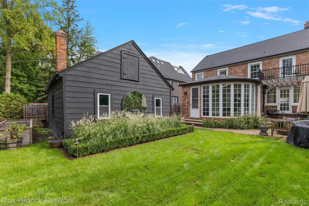 788 Pierce Street Birmingham City, MI 48009