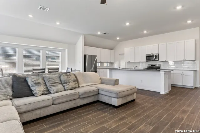 9351 Oxford Shire San Antonio, TX 78254