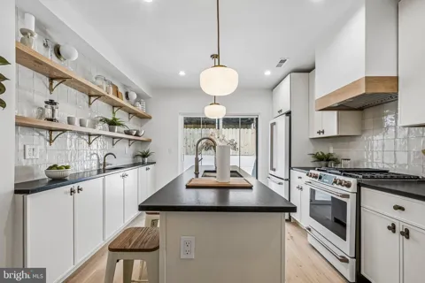1011 MOUNTAIN STREET