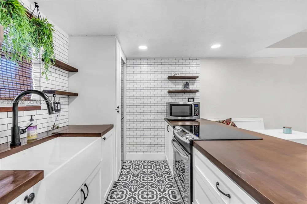 465 Swallow Dr #10 Miami Springs, FL 33166