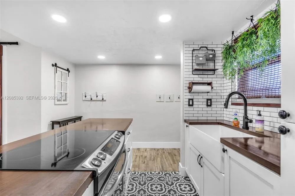465 Swallow Dr #10 Miami Springs, FL 33166