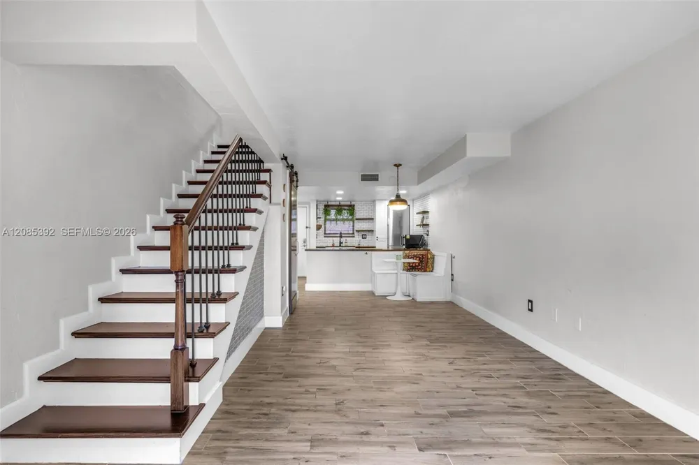 465 Swallow Dr #10 Miami Springs, FL 33166