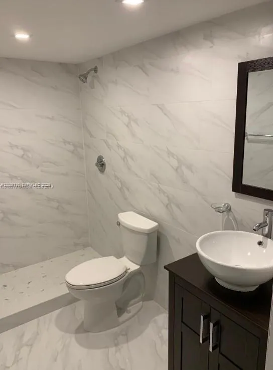 6175 NW 186th St #305 Hialeah, FL 33015