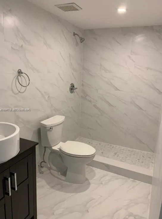 6175 NW 186th St #305 Hialeah, FL 33015