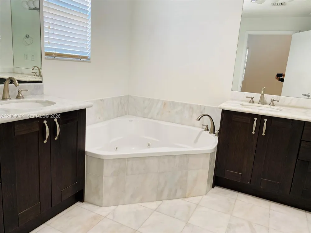 118 Zamora Ave #409 Coral Gables, FL 33134