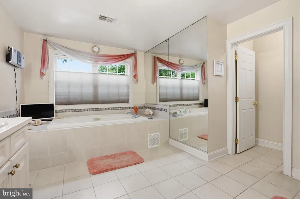 2780 HONEYSUCKLE LANE Huntingdon Valley, PA 19006