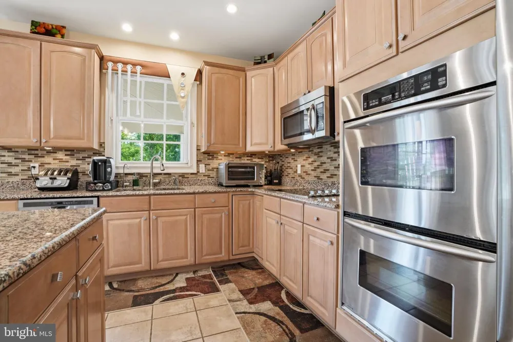 2780 HONEYSUCKLE LANE Huntingdon Valley, PA 19006