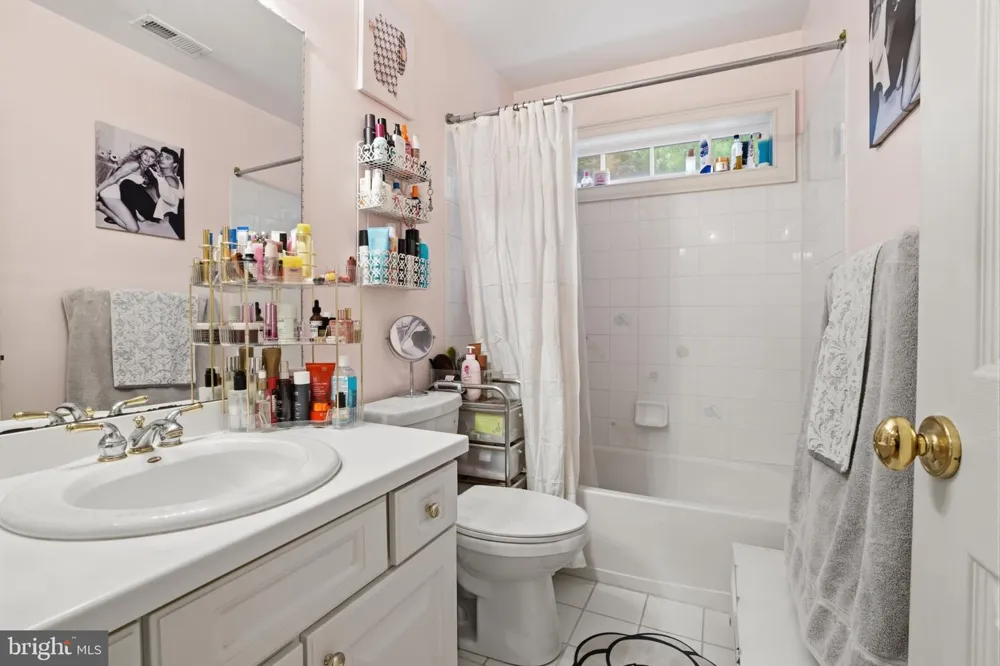 2780 HONEYSUCKLE LANE Huntingdon Valley, PA 19006