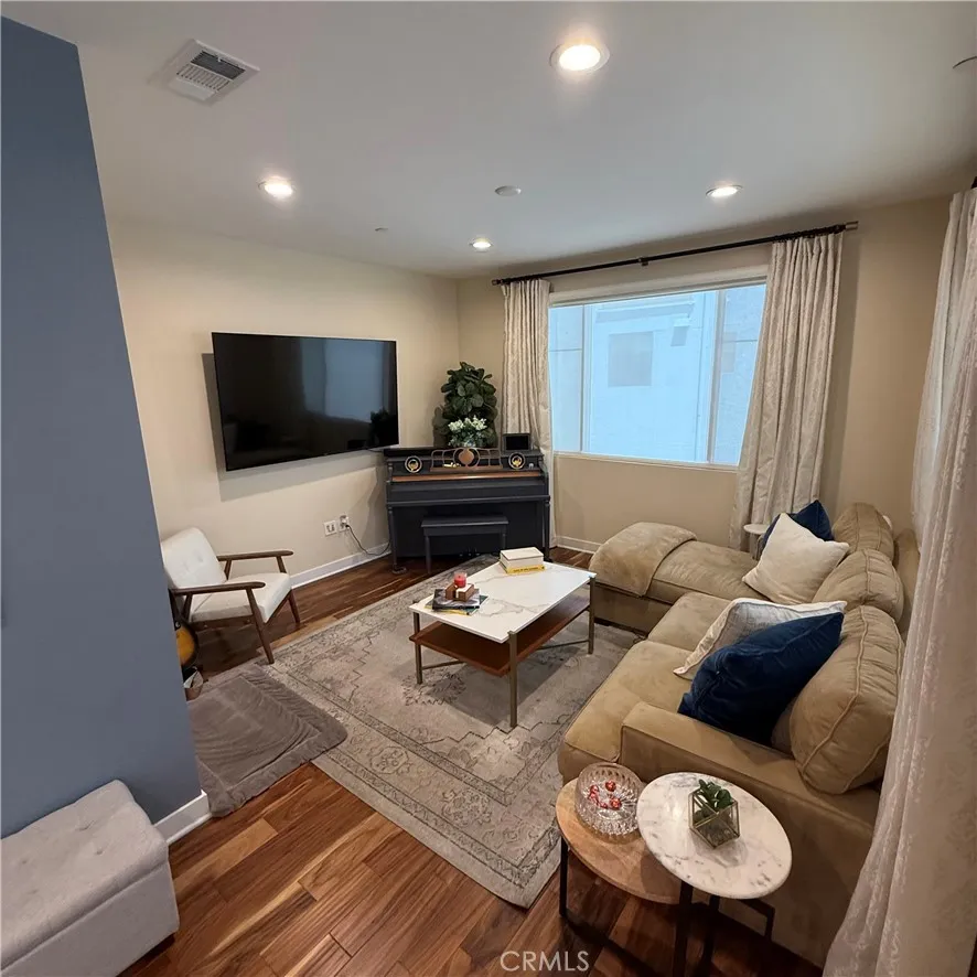 2107 Copper Walk Gardena, CA 90249