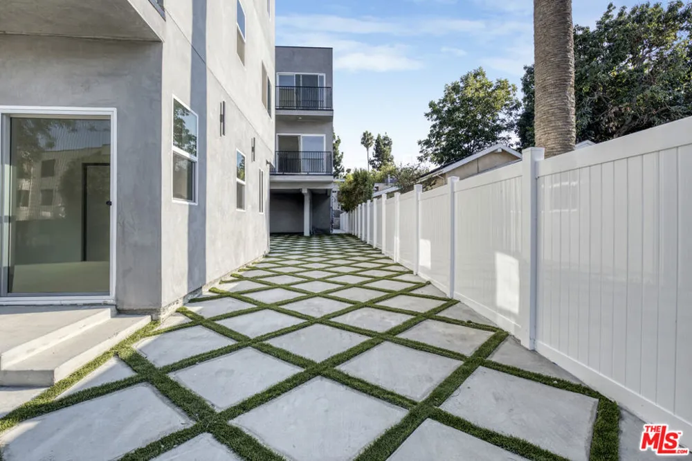 10826 Hesby Street North Hollywood, CA 91601