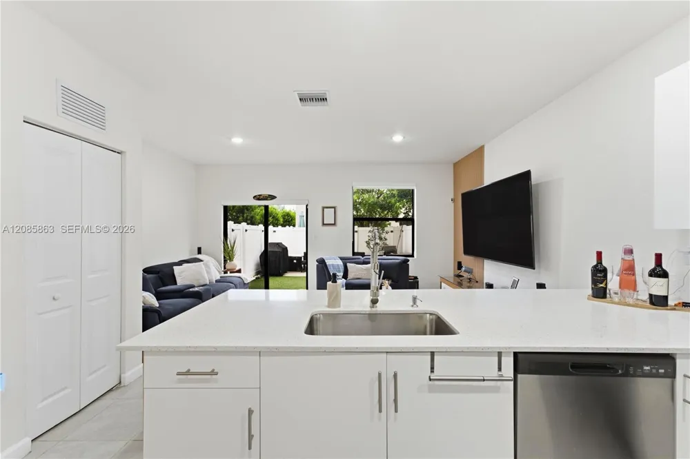 11467 W 34th Ct Hialeah, FL 33018
