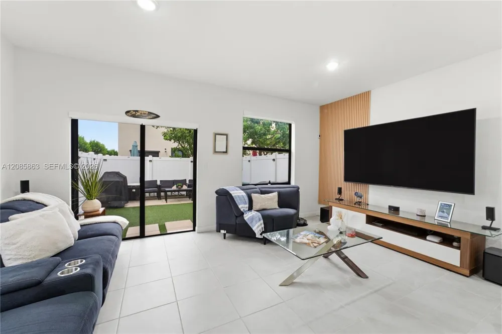 11467 W 34th Ct Hialeah, FL 33018