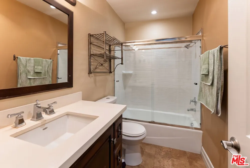 960 Larrabee Street West Hollywood, CA 90069