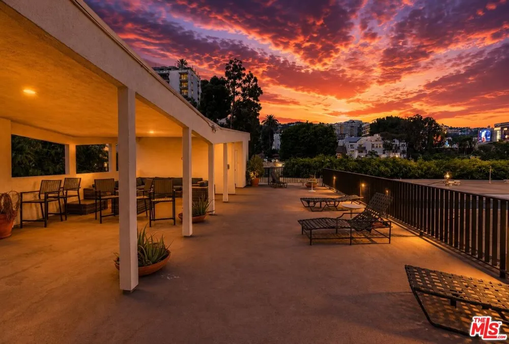 960 Larrabee Street West Hollywood, CA 90069