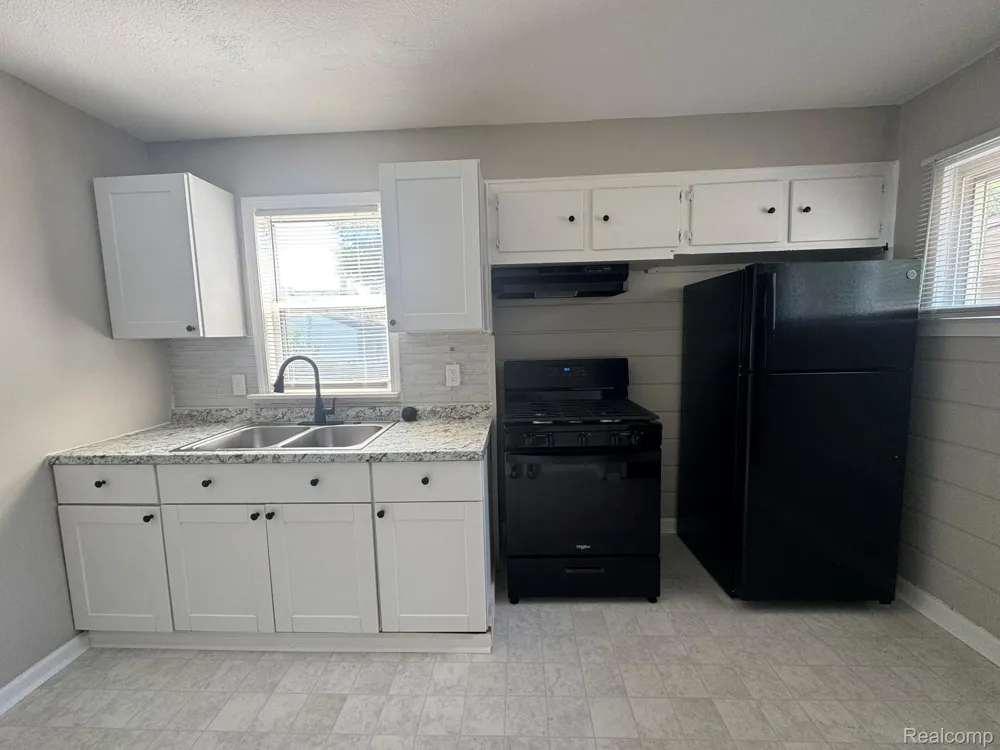 2003 Moran Avenue Lincoln Park City, MI 48146