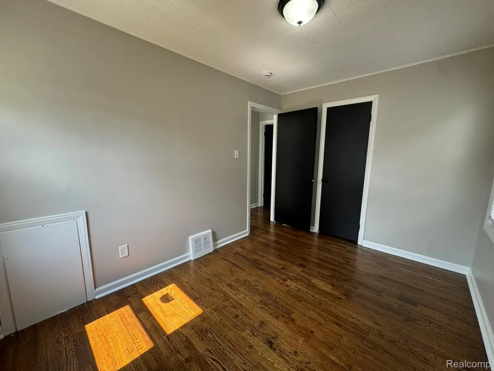 2003 Moran Avenue Lincoln Park City, MI 48146