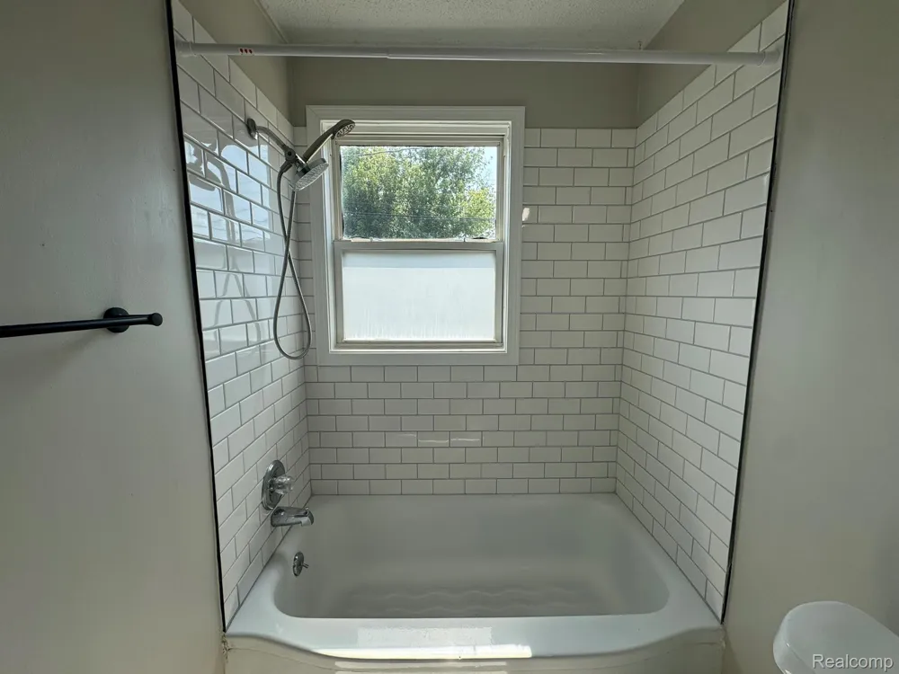 2003 Moran Avenue Lincoln Park City, MI 48146