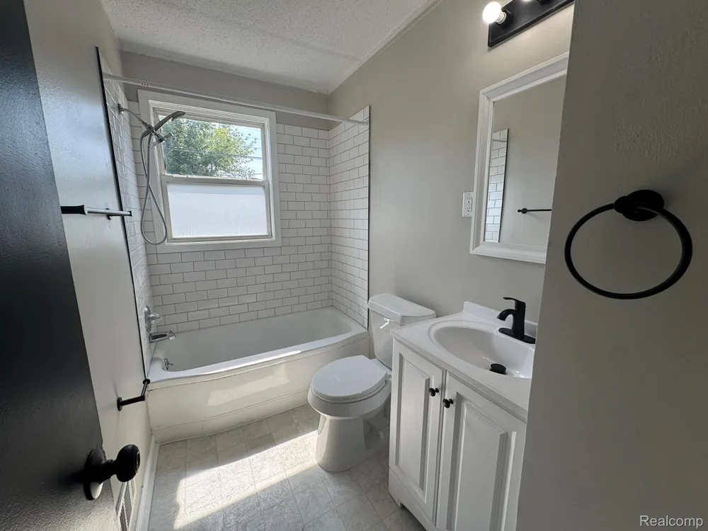 2003 Moran Avenue Lincoln Park City, MI 48146