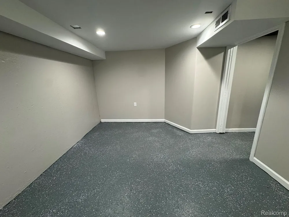 2003 Moran Avenue Lincoln Park City, MI 48146
