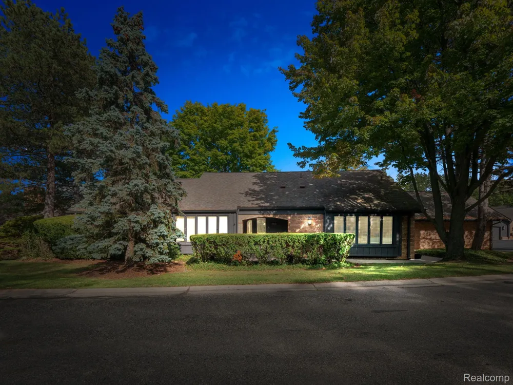 1948 PINE RIDGE LANE Bloomfield Charter Township, MI 48302
