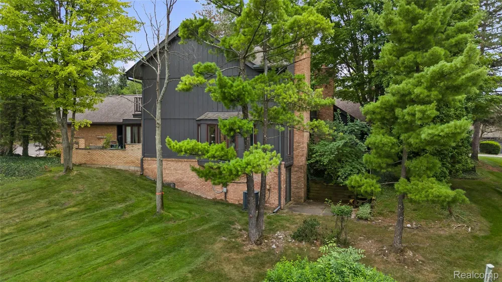 1948 PINE RIDGE LANE Bloomfield Charter Township, MI 48302